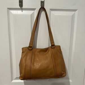 NWT American Leather Co. ladies shoulder bag
Super soft leather bag tan color.